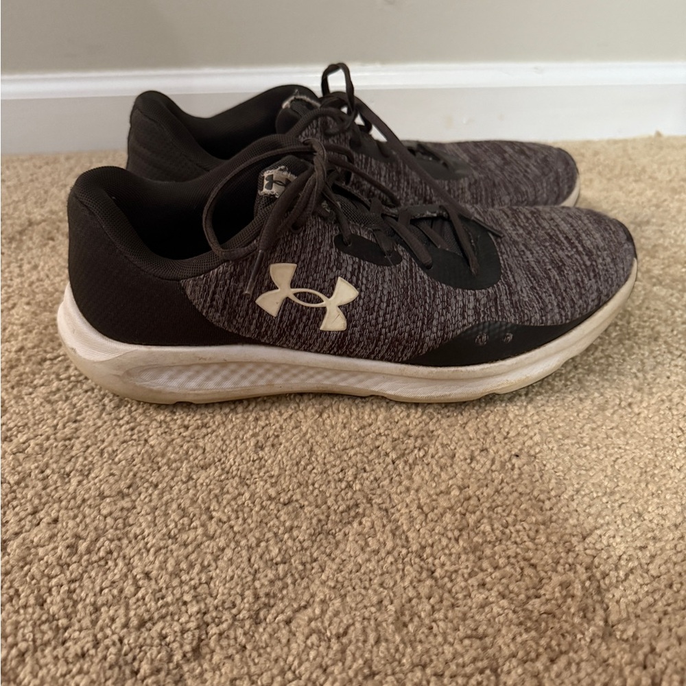 Nike Black and Gray Athletic Shoes Sleek Design